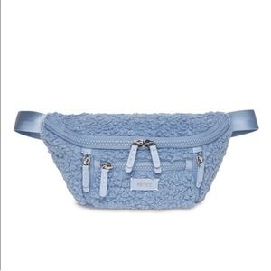 CARAA Sling bag Sherpa in Cornflower